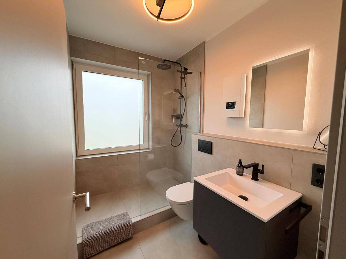 Geheel appartement, Kempen Comfort Apartment with Smart Home, Balcony, Wallbox & Bus Stop in Kempen, Niederrhein
