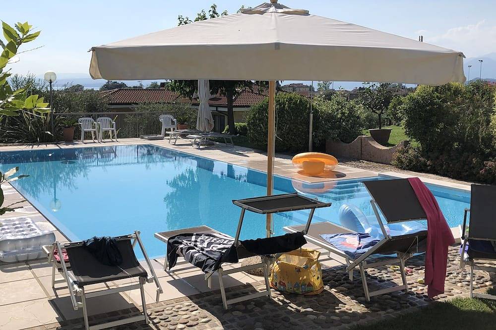 Ganze Wohnung, Apartment innerhalb einer Villa, großer Garten mit Blick auf See und Pool in Bardolino, Gardasee-Berge