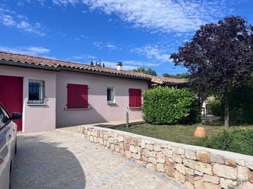 Gîte pour 9 personnes, avec jardin ainsi que piscine et vue à Vinezac
