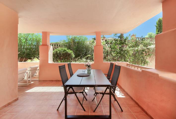Apartamento entero, Apartamento 'Altea Marbella' con piscina comunitaria, Wi-Fi y aire acondicionado in El Paraiso Golf Estepona, Benahavís