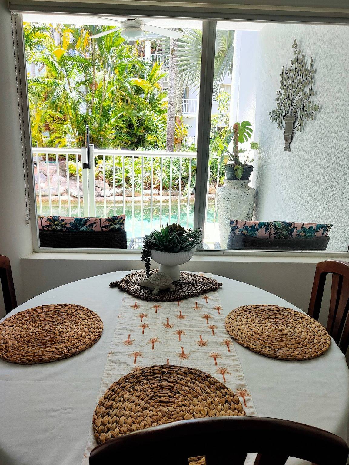 Entire apartment, 2 Bedroom Condo "w" Pool entrance off your balcony in Cairns North, Cairns