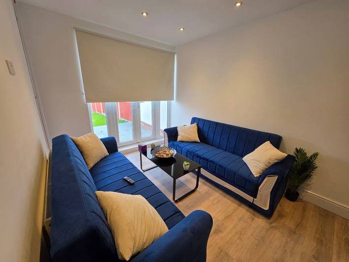 5 Beds, 7 guests, Private Garden, Free Parking in Nottingham, East Midlands