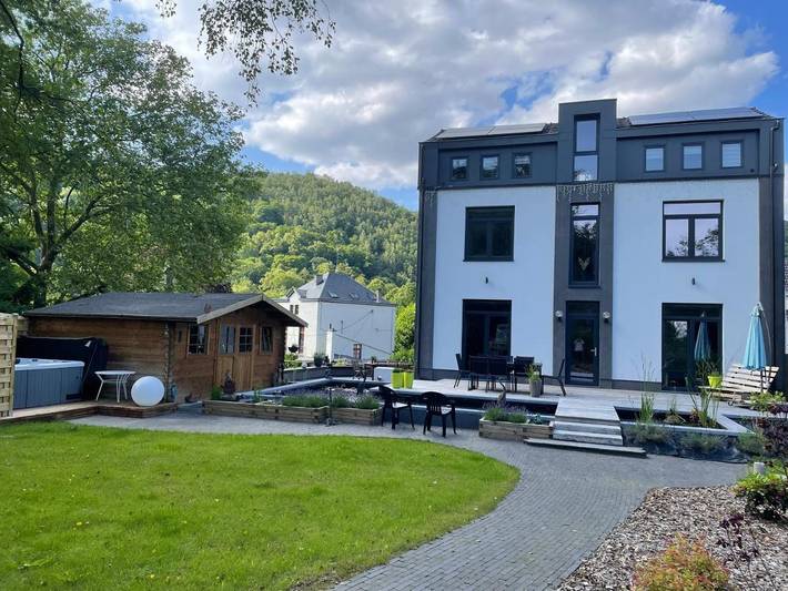 Location de vacances pour 8 personnes, avec Jacuzzi ainsi que Terrasse et Jardin à Chaudfontaine