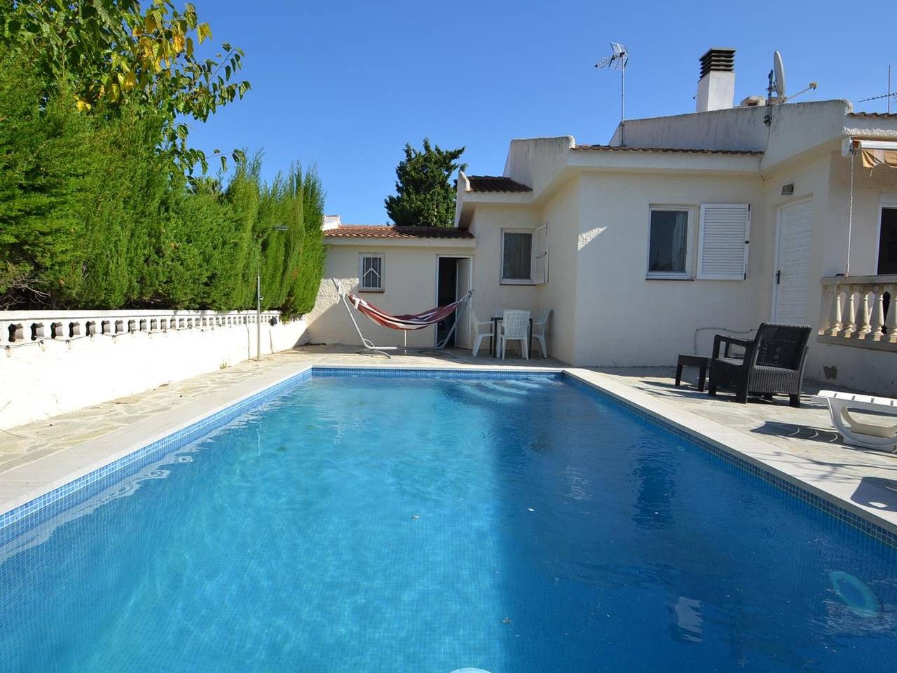 Casa Olivera avec la piscina privée à Riumar , Espagne in Riumar, Delta de l'Ebre
