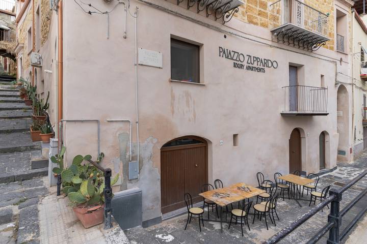 Apartamento entero, Apartamento 'Palazzo Zuppardo' con vistas al mar, centro histórico de Agrigento y balcón in Agrigento, Provincia de Agrigento