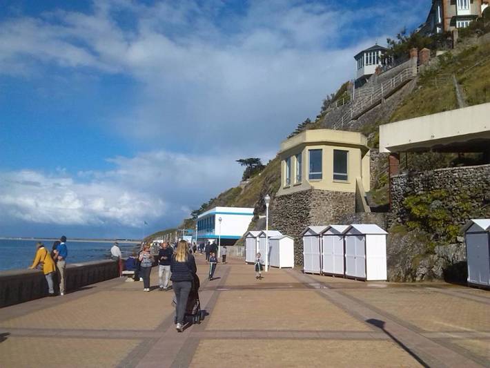 Location de vacances pour 5 personnes, avec piscine ainsi que vue et jardin à Granville - 2