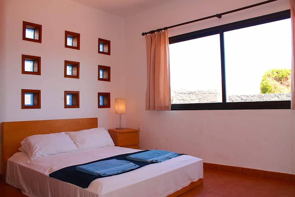 Secluded Tranquility: Entirely Private Villa w/ Heated Pool & Expansive Gardens in Playa Blanca, Yaiza