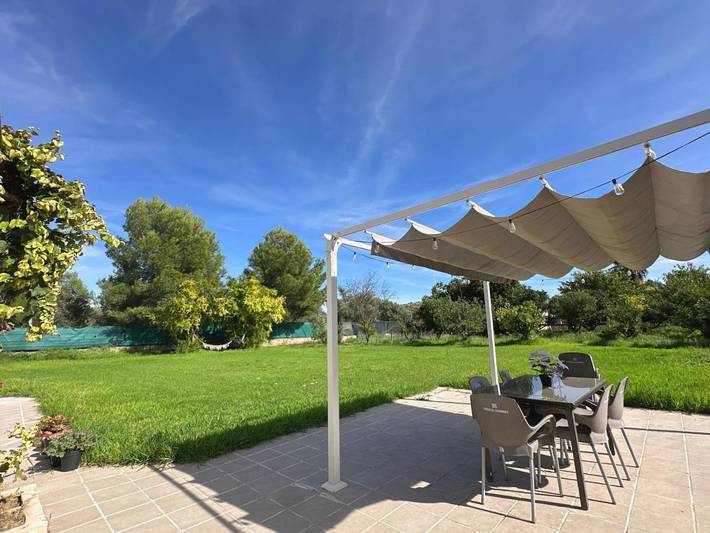 Casa rural para 8 personas, con jardín además de piscina y jacuzzi en Liria