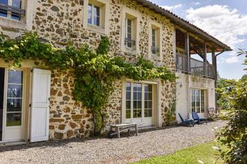 Gîte pour 15 personnes, avec vue ainsi que piscine et jardin, animaux acceptés à Lescure