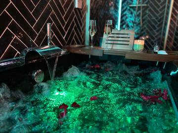 Appartement de vacances pour 2 personnes, avec jacuzzi ainsi que sauna et terrasse en Indre-et-Loire