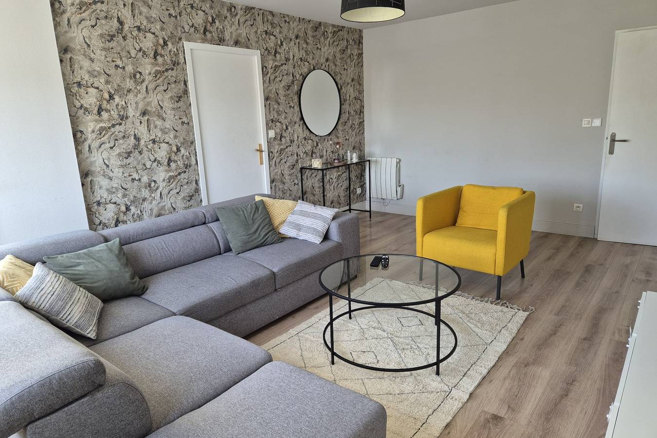 Entire apartment, Spacious apartment with balcony in Nantes, Nantes region