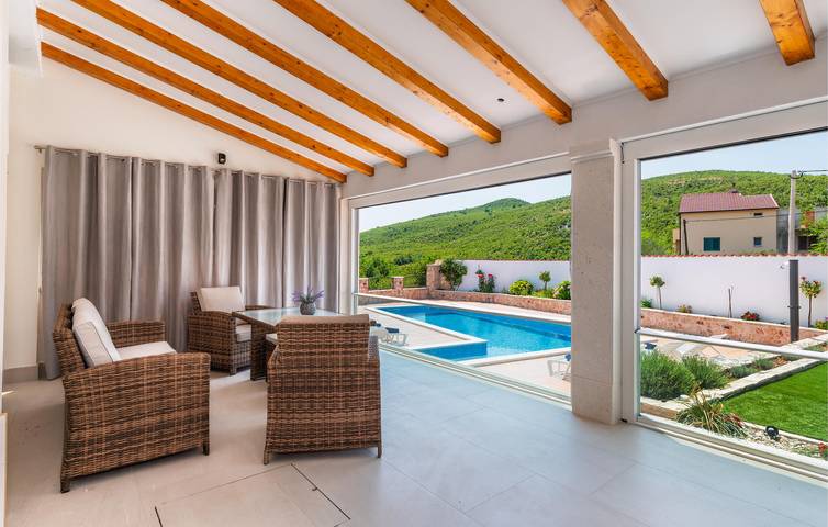 Stilvolle Wohnung mit Pool, Terrasse und Parkplatz in Čvrljevo, Dalmatinisches Zagora