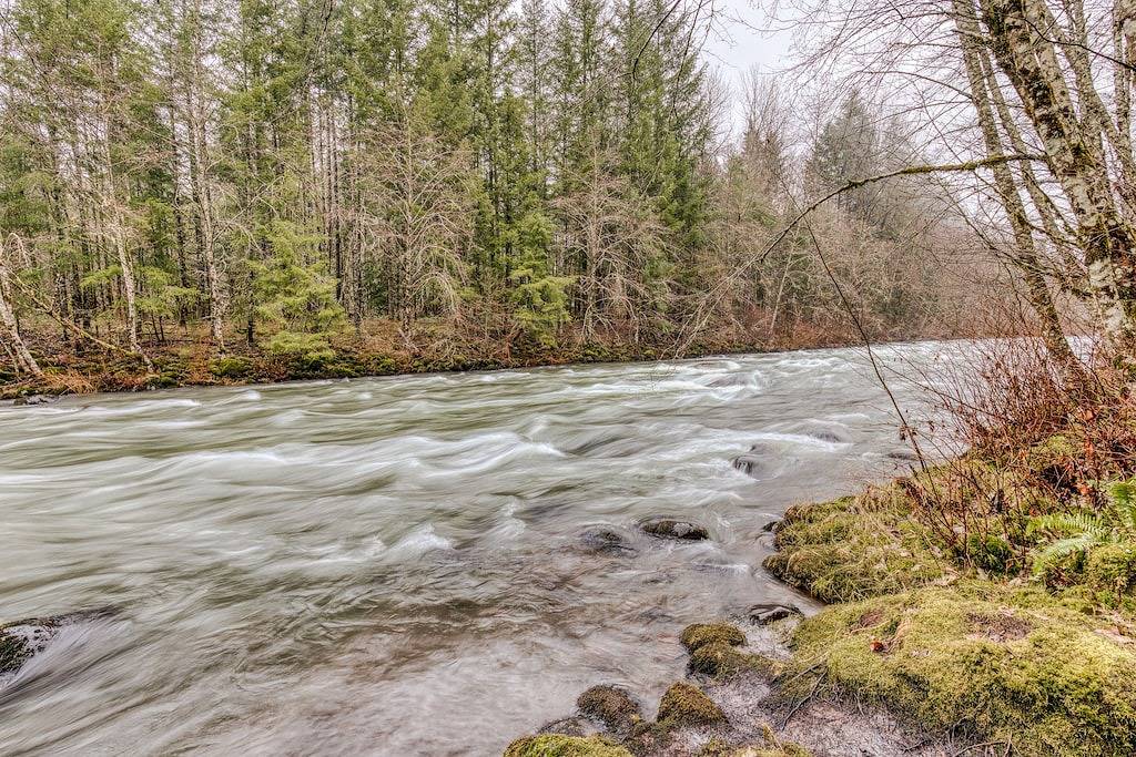 Charming, riverfront cabin with fireplace - dog-friendly in Welches, Mount Hood
