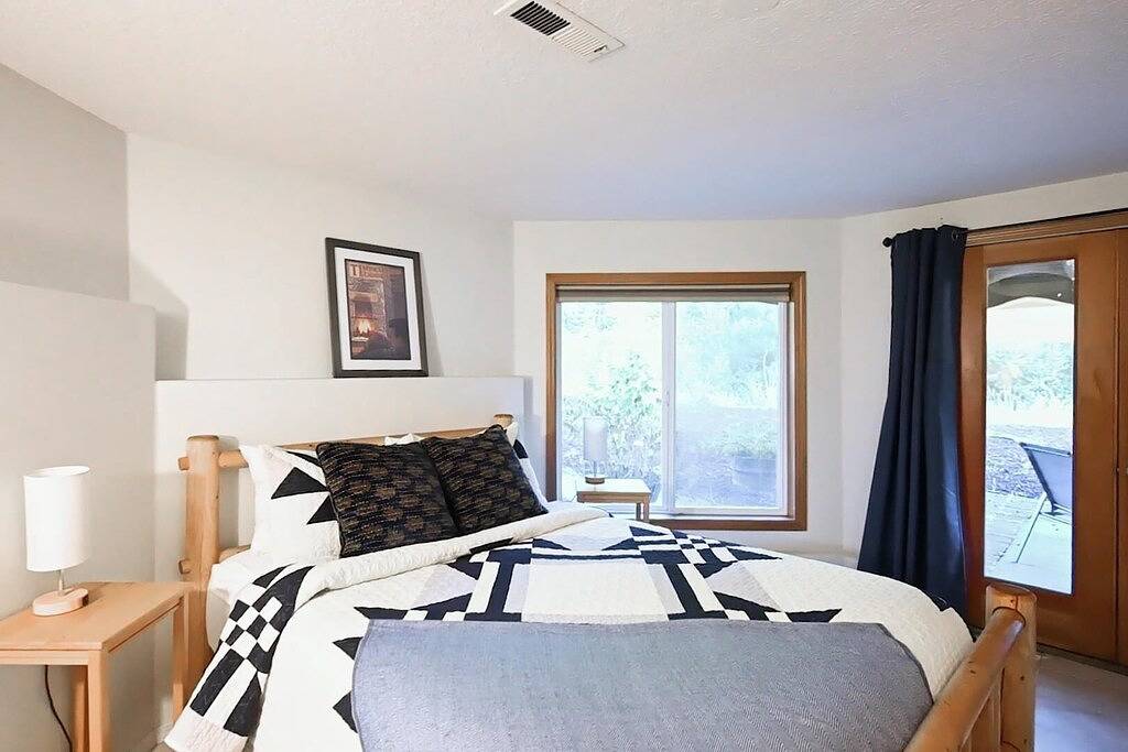 Mt. Hood Riverfront Getaway | Hot Tub | 4Br Chalet on 2 Acres | Pet Friendly in Welches, Mount Hood