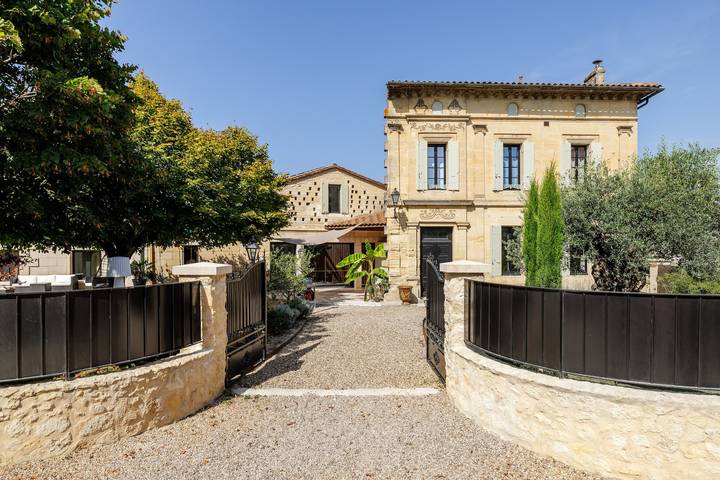 Villa '10 Personnes' con piscina privada, Wi-Fi y aire acondicionado in Montagne, Región de Libourne
