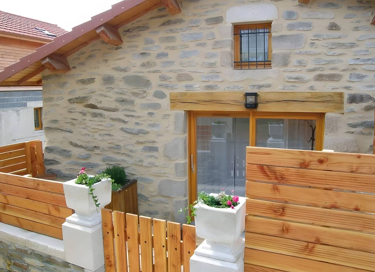 Au chant de la fontaine - gîte la bruyère - St Laurent les Bains in Saint-Laurent-les-Bains-Laval-d'Aurelle, Parc naturel régional des Monts d'Ardèche