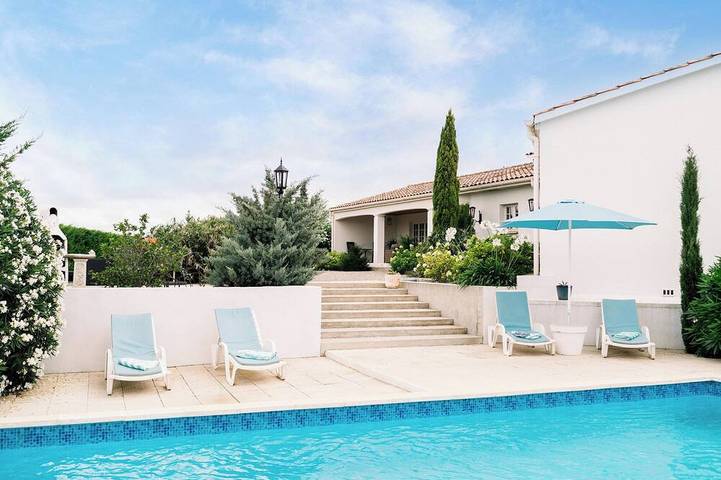Villa pour 6 personnes, avec terrasse ainsi que piscine et jardin