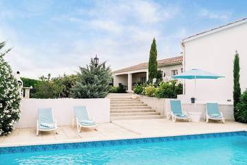 Gîte pour 6 personnes, avec jardin ainsi que piscine et terrasse à Escales