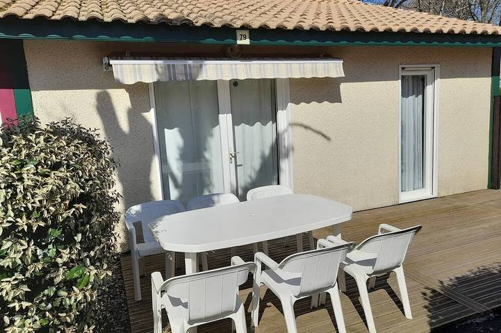 Gîte pour 7 personnes, avec terrasse et jacuzzi ainsi que piscine et jardin