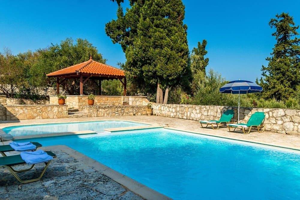 Handsome stone Cretan Villa just 3Km from the beaches of Kalives and Almirida in Armeni, Chania und Umgebung