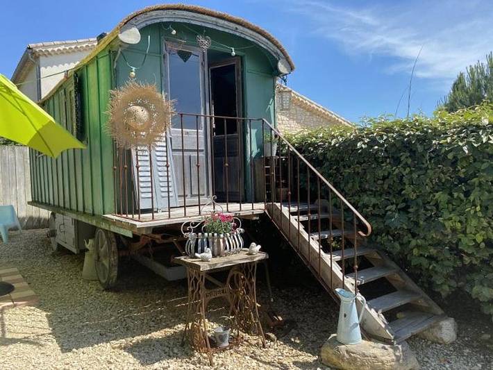 Gîte pour 2 personnes, avec balcon ainsi que jardin et vue à Saint-Just-et-Vacquières
