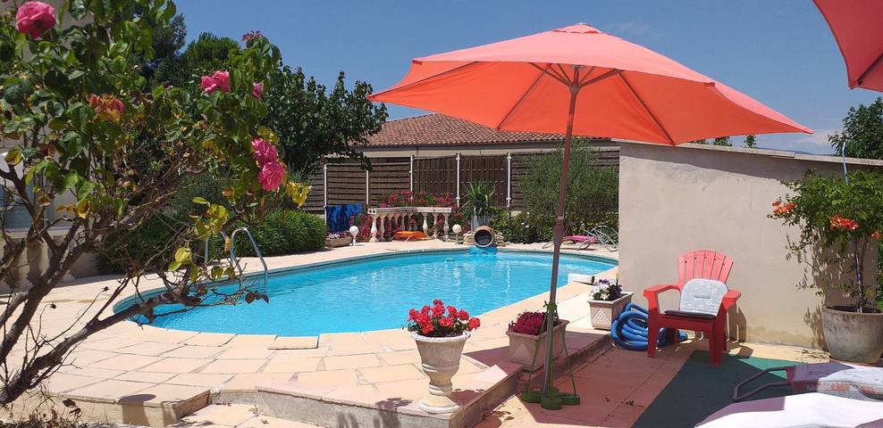 Gîte pour 2 personnes, avec balcon ainsi que jardin et piscine