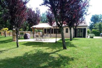 Gîte pour 6 personnes, avec terrasse et jardin, animaux acceptés à Peyzac-le-Moustier
