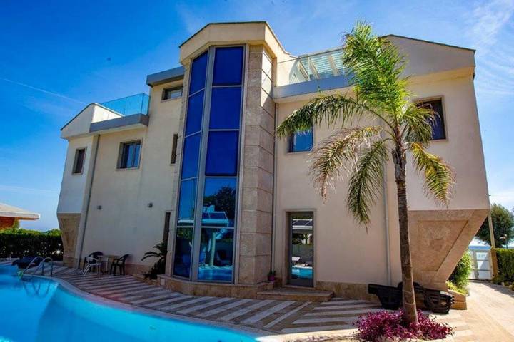 Gîte pour 5 personnes, avec piscine ainsi que vue sur l’océan et balcon, adapté aux familles à Terracina - 2