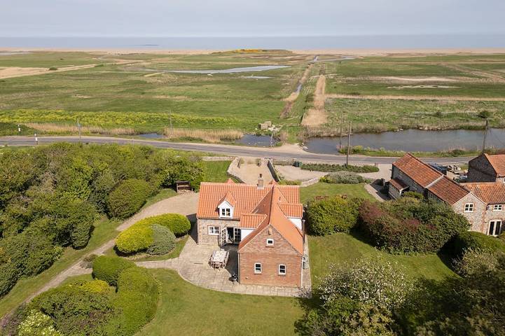 Cottage for 8 people, with terrace and garden, with pets in Salthouse