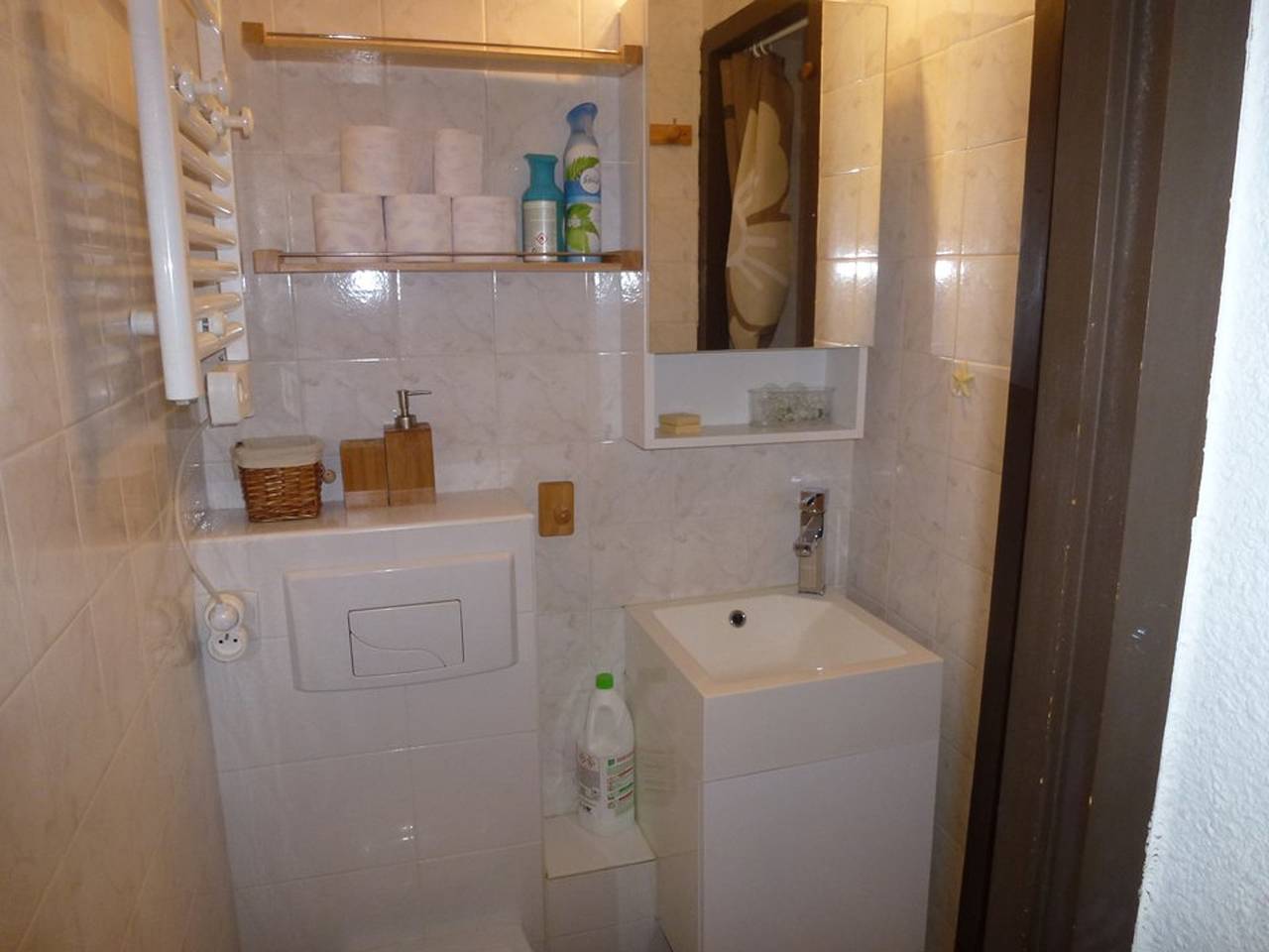 Studio entier, Studio mezzanine rénové, accès direct pistes, parking et internet inclus in Isola 2000, Isola