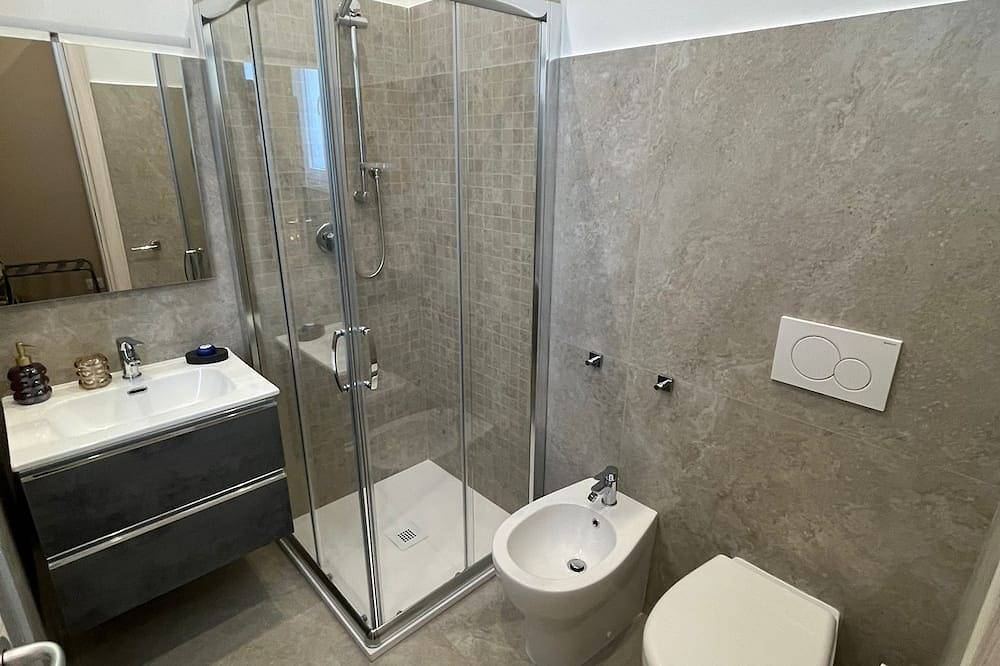 Apartamento entero, New Apartment In Ciampino -3 Rooms With Private Bathroom, Kitchen And Small Terrace in Ciampino, Castelli Romani