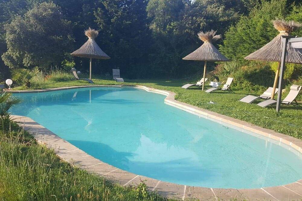 Hervorragendes provenzalisches Bauernhaus am Hang in Bollène, Vaucluse