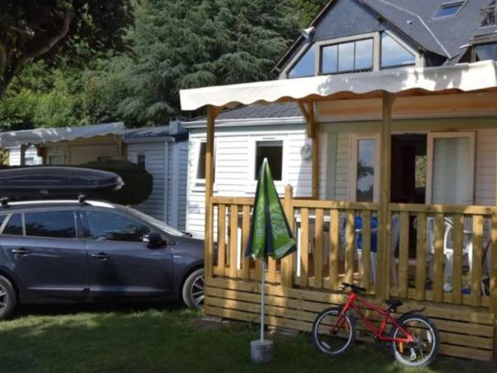Location de vacances pour 4 personnes, avec terrasse ainsi que vue sur le lac et piscine, animaux acceptés dans l' Aveyron