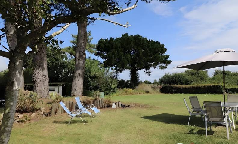 Cottage "Pen Prat" with Sea View, 400m from the Beach in Saint-Pol-de-Léon, Ceinture Dorée