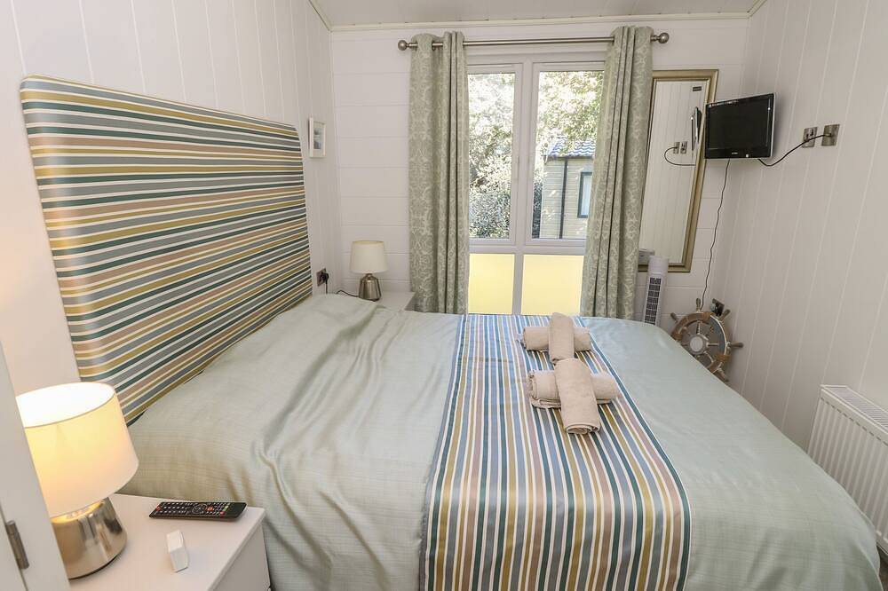 Seahorse Lodge, family friendly, with pool in Downton, Hampshire in Milford-on-Sea, Hampshire