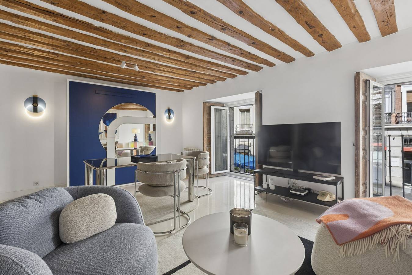 Entire apartment, Stylish Retreat by Plaza Santa Ana in Centro (Madrid), Madrid