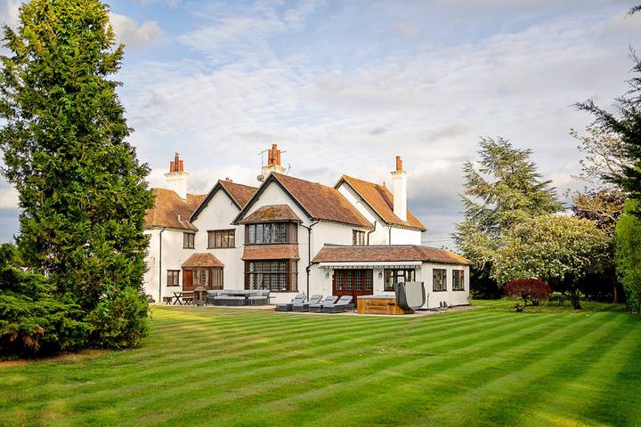 Holiday rental for 16 people, with Hot tub and Garden in Hertfordshire