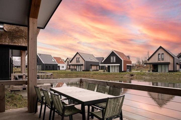Vakantiepark voor 2 personen, with terras and zwembad as well as tuin in Zeeuws-Vlaanderen