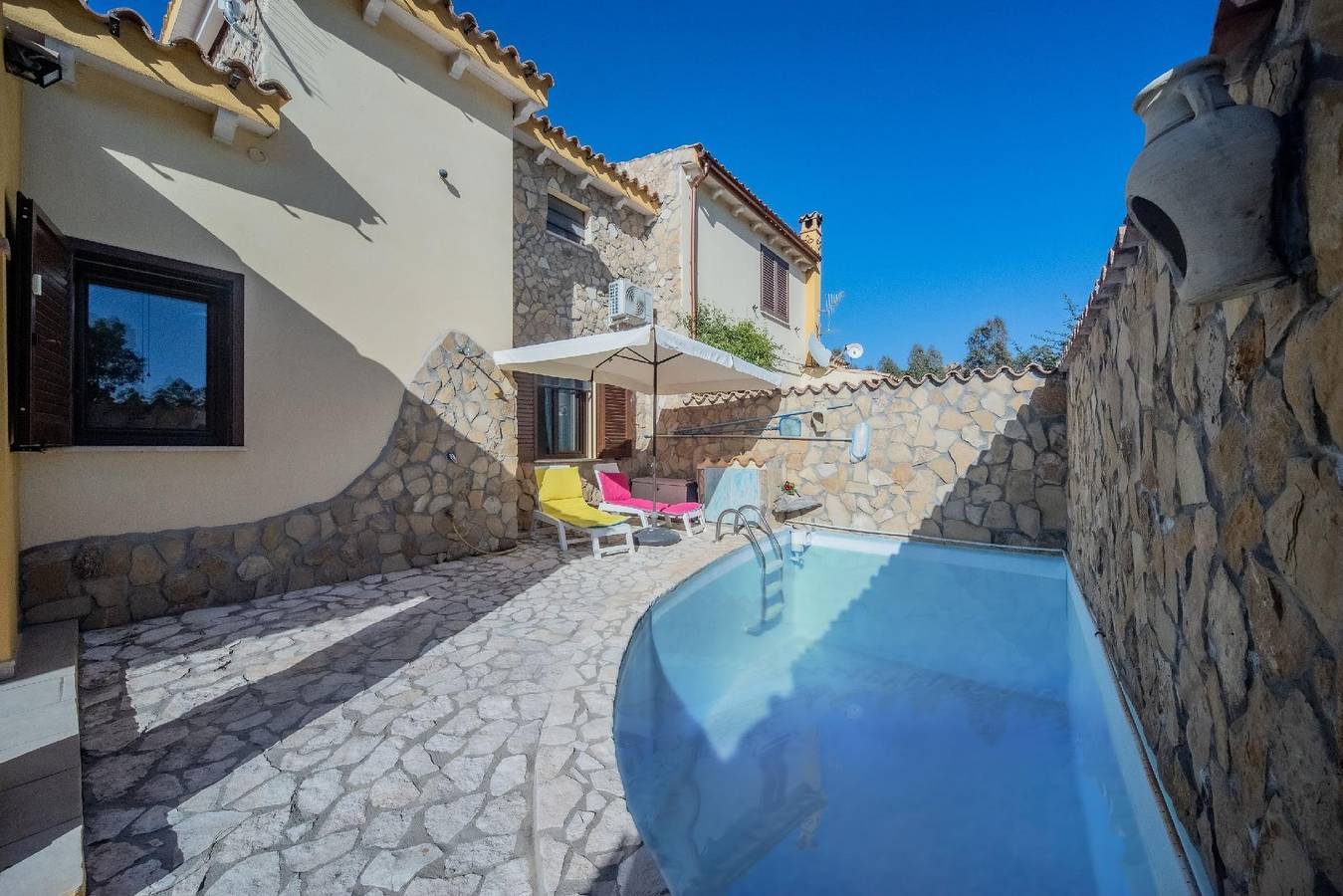 Bella villa bifamiliare moderna con piscina privata a pochi minuti d'auto da bellissime spiagge in Olia Speciosa, Cagliari e Dintorni