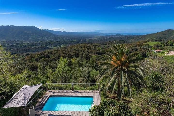Villa pour 8 personnes, avec vue ainsi que piscine et jardin