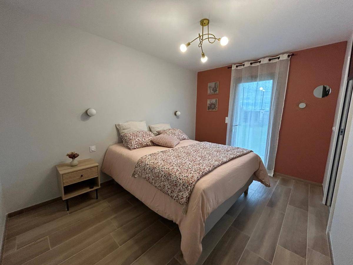 Double Room with Private Bathroom in Lamonzie-Saint-Martin, Périgord Pourpre