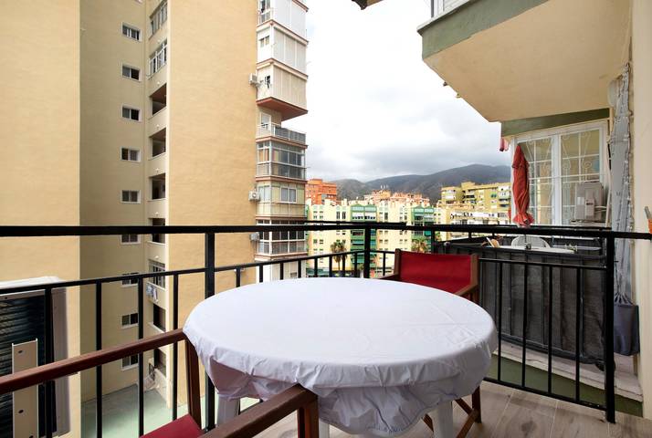 Entire apartment, Apartment 'Apartamento Los Manantiales' with Sea View, Wi-Fi and Air Conditioning in Torremolinos Centre, Torremolinos