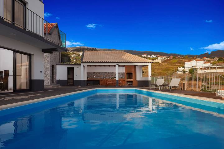 Villa para 10 pessoas, com piscina e varanda e ainda vista para o mar and jardim em Calheta