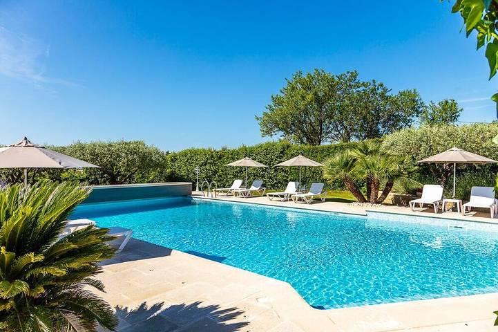 Location de vacances pour 4 personnes, avec Terrasse ainsi que Jardin et Piscine à Crillon-le-Brave