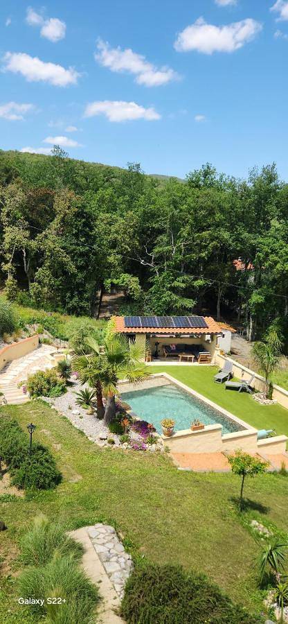Appartement de vacances pour 3 personnes, avec terrasse ainsi que vue et piscine