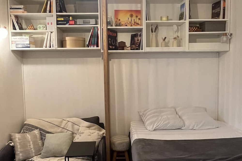 Entire apartment, Porte de Paris studio standing in Vanves, Hauts-de-Seine