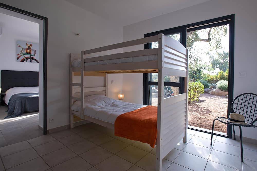 4* architect's villa, contemporary, air-conditioned with heated swimming pool in Zonza, Arrondissement de Sartène