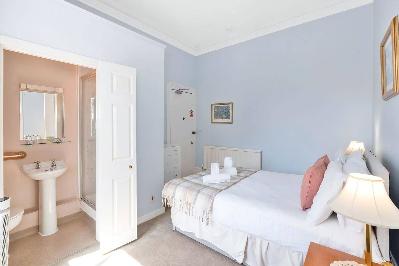 Entire apartment, Guestready - Bright & Cosy Traditional double room in Leith, Edinburgh