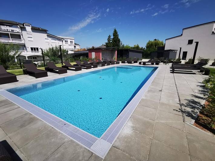 Ferienwohnung für 4 Personen, mit Whirlpool und Terrasse sowie Garten und Pool in Neusiedl am See