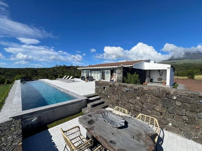 Casa de férias para 6 pessoas, com piscina e jardim e ainda vista na Ilha do Pico